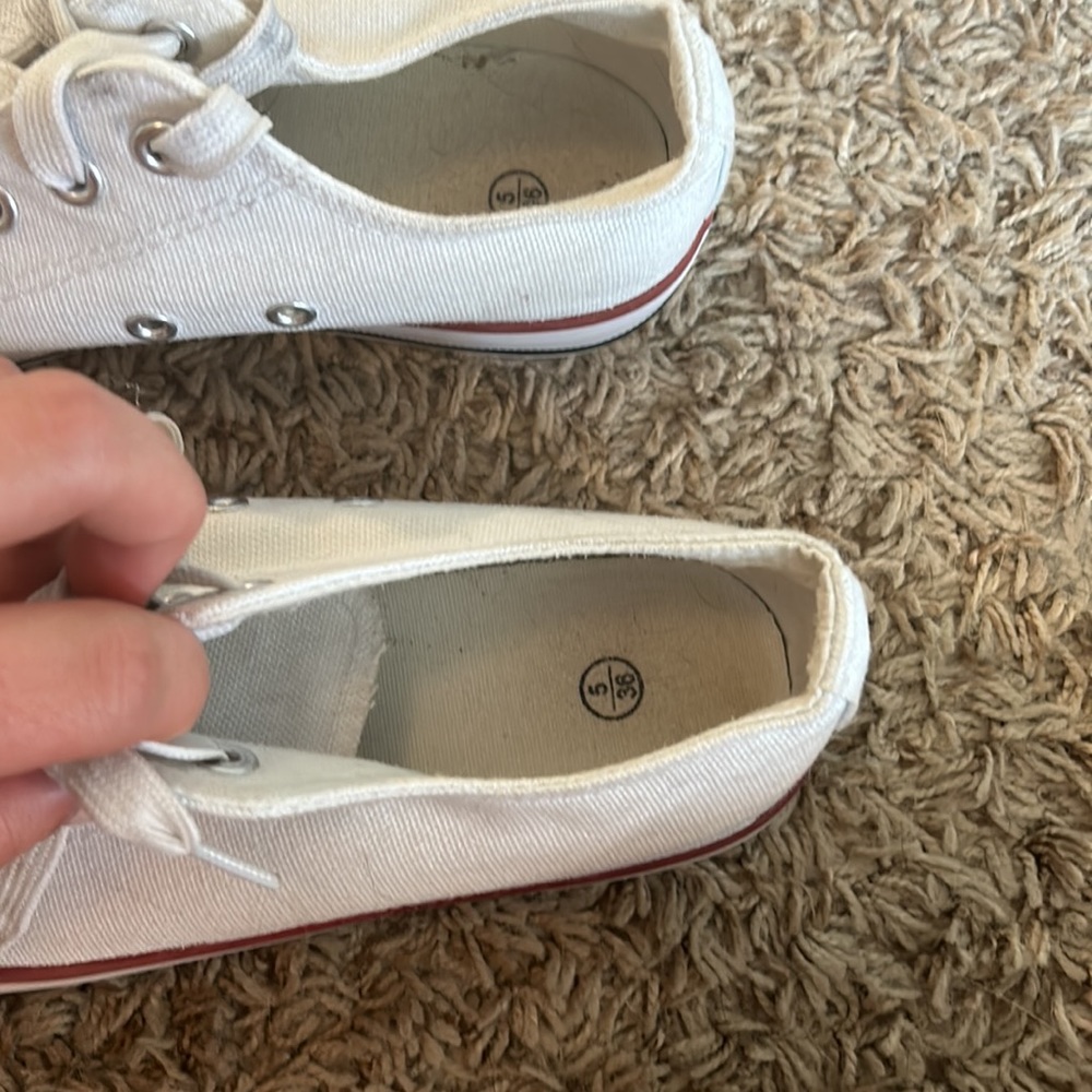 Converse - Picture 2 of 3